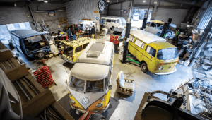 複数のクラシック車両を備えたフォルクスワーゲン修理工場