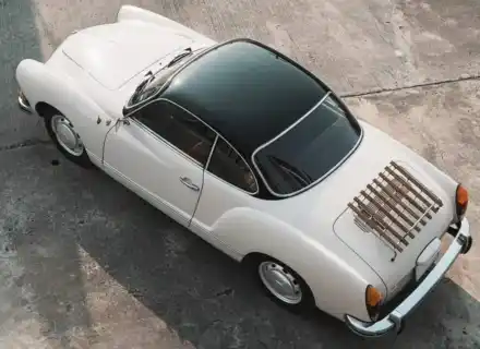 Karmann Ghia blanche vue du dessus avec un Deck-Lid Rack à lattes