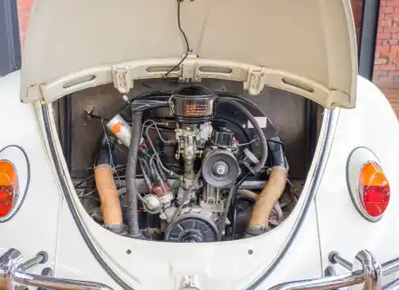 Compartiment moteur arrière ouvert d'un Volkswagen Beetle blanc