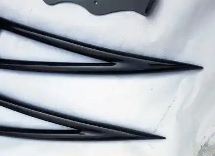 Rails latéraux de galerie de toit noirs pointus et lâches sur une surface blanche