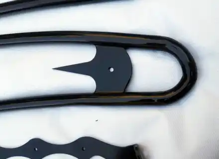 Gros plan d'une extrémité de rail de galerie de toit ovale noire et d'une plaque de montage