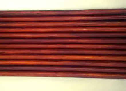 Rangées de lattes de galerie de toit brun rougeâtre avec extrémités filetées